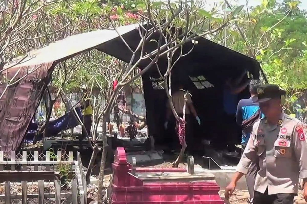 Polisi melakukan ekshumasi makam dari GPN (16) siswi kelas X SMAN 3 Taruna Angkasa Madiun yang diduga meinggal tidak wajar pada Rabu (12/6) lalu. Orang tua korban menduga anaknya mejadi korban kekerasan setelah menemukan sejumlah inidikasi kekerasan dari gawai korban dan buku hariannya.