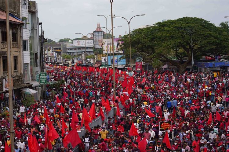 Pendukung partai politik koalisi marxis Sri Lanka National People's Power atau Jathika Jana Balawegaya berkumpul untuk memperingati Hari Buruh Internasional di Kolombo, Sri Lanka, Minggu, 1 Mei 2022.