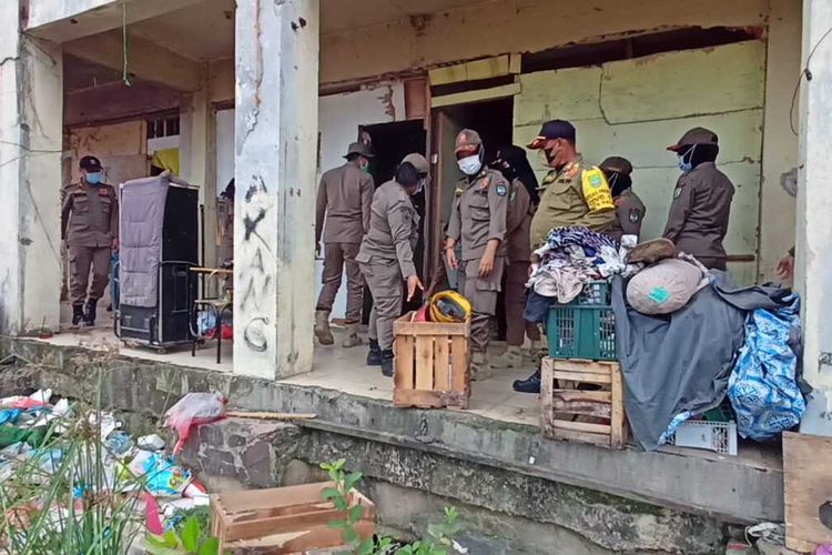 Pemerintah Kota (Pemkot) Batam melakukan penggusuran dan pembongkaran bekas pasar Induk Jodoh, Batam, Kepulauan Riau (Kepri), Senin (26/7/2021).