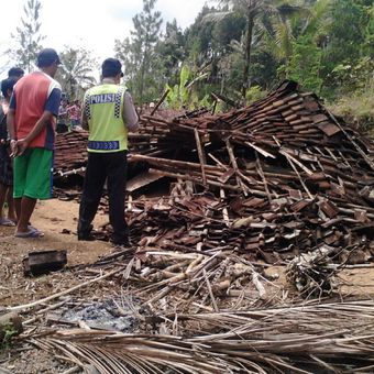 Inilah rumah roboh yang menimpa Mbah Taman (90), warga Dusun Krajan, Desa Selur, Kecamatan Ngrayun, Kabupaten Ponorogo, Rabu ( 12 / 7 / 2017).