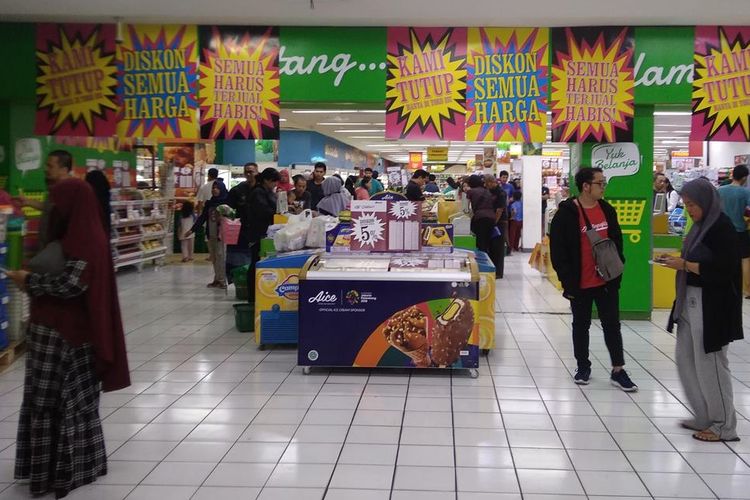 Keadaan Giant Ekspress Mampang Prapatan saat memberikan diskon besar-besaran karena gerai akan tutup, Minggu (23/6/2019