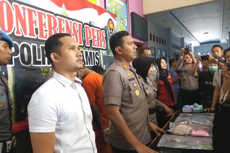 Kapolres Ciamis, AKBP Bismo Teguh Prakoso menjelaskan kronologi pembunuhan ibu rumah tangga di Parigi, Kabupaten Pangandaran saat ekspos di Mapolres Ciamis, Selasa (15/10/2019).