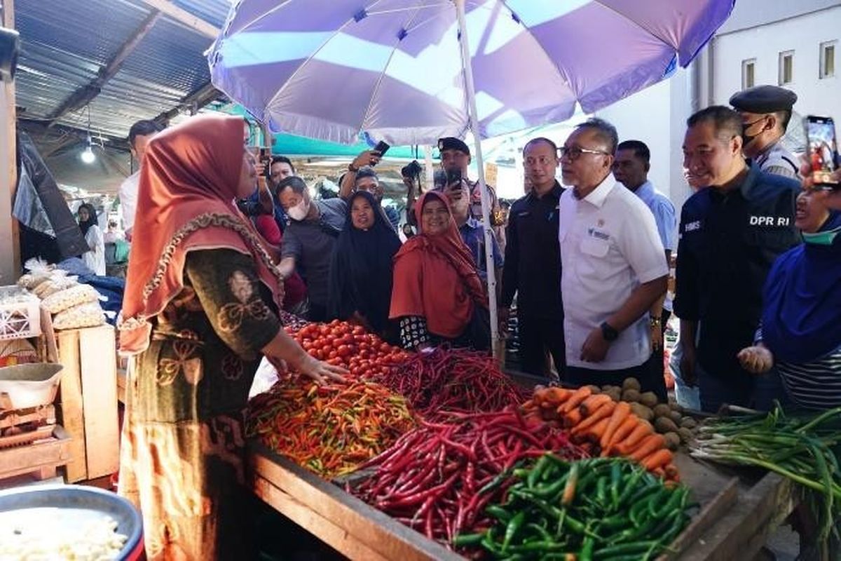 Menteri Perdagangan (Mendag) Zulkifli Hasan (Zulhas) saat meninjau harga dan stok bapok di Pasar Seketeng, Kabupaten Sumbawa, Nusa Tenggara Barat, Jumat (7/7/2023).
