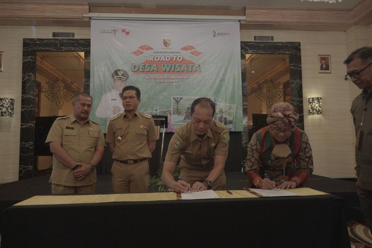 Kepala Dinas Pariwisata dan Kebudayaan (Diparbud) Kabupaten Bandung menilai pembangunan Desa Wisata tak hanya soal anggaran saja, namun Mindset dan komitmen perlu dikedepankan