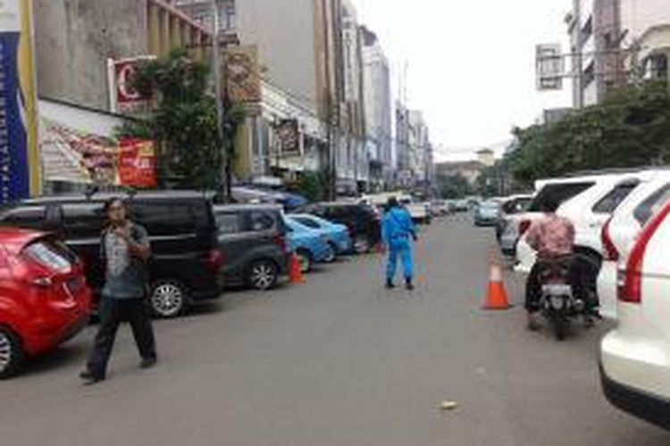 Suasana Jalan Falatehan yang digunakan sebagai lahan parkir oleh para pekerja kantoran di wilayah Blok M, Jakarta Selatan, Jumat, (30/1/2015).