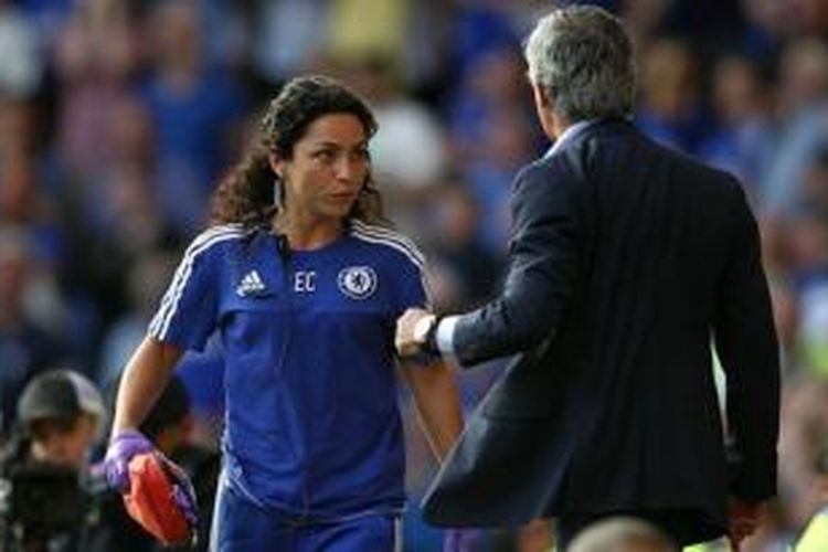 Fisioterapis Chelsea, Eva Carneiro, saat beradu argumen dengan Jose Mourinho, di sela laga perdana Premier League 2015-16 melawan Swansea City di Stamford Bridge, Sabtu (8/8/2015). 