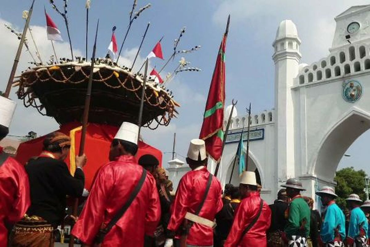 Gunungan berisi makanan kering dibawa para abdi dalem Keraton Solo dalam tradisi grebeg besar di Solo, Jawa Tengah, Selasa (18/6/2024).