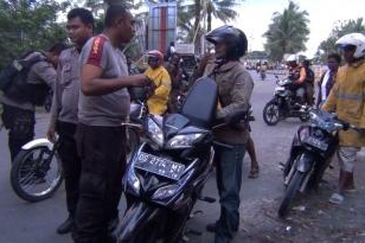 Beberapa botol minuman keras jenis botolan dan kaleng serta minuman keras yang disimpan dalam botol air mineral, serta sebuah pistol korek api disita aparat kepolisian dalam razia miras yang digelar di Jalan Kwamki, Perempatan Jalan Bandara, Kamis (3/10/2013) petang.  

Komandan Regu Unit Perintis, Kepolisian Resor Mimika, Bripka Aleka Miwele mengatakan razia miras bertujuan untuk mencegah keributan yang ditimbulkan oleh orang mabuk di Kampung Amole, Distrik Kwamki Narama.