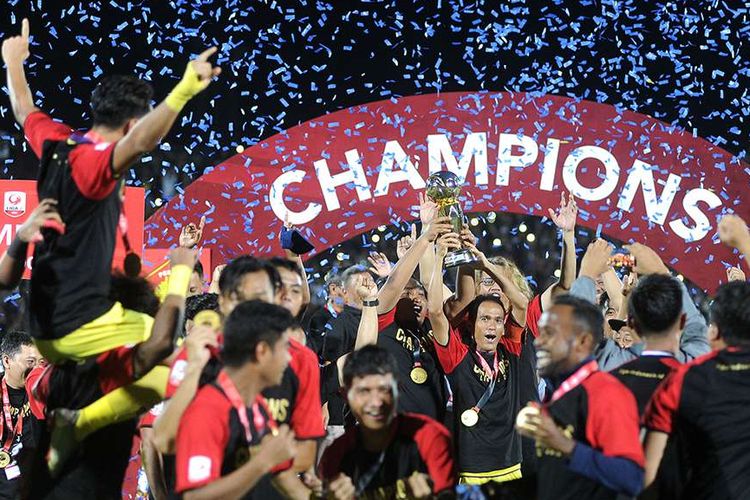 Sejumlah pesepak bola Persik Kediri mengangkat Piala Juara Liga 2 2019 usai pertandingan Final Liga 2 2019 di Stadion Kapten I Wayan Dipta, Gianyar, Bali, Senin (25/11/2019). Persik Kediri menjadi juara Liga 2 2019 setelah berhasil mengalahkan Persita Tangerang dengan skor 3-2.