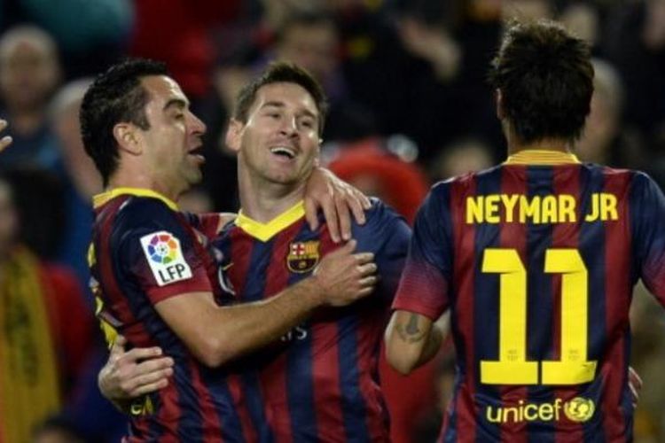 Striker Barcelona, Lionel Messi (tengah), bersama Xavi Hernandez (kiri) dan Neymar (kanan), merayakan gol ke gawang Almeria pada laga La Liga di Stadion Camp Nou, Barcelona, Sabtu (2/3/2014).