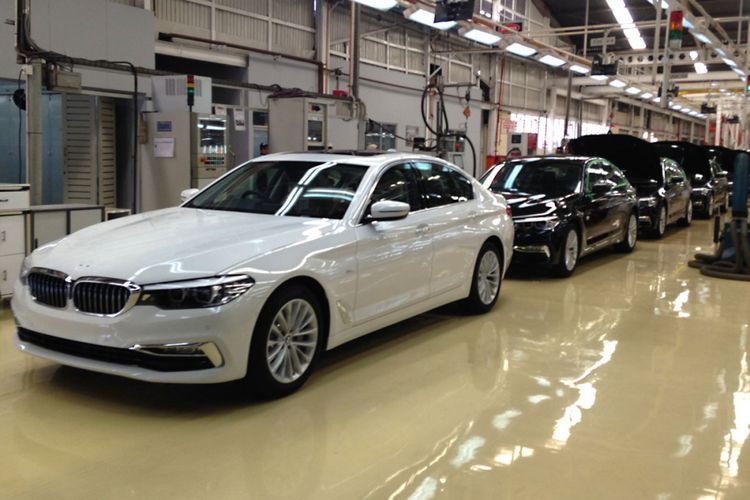 All-new BMW 530i Luxury Line yang sedang dirakit di BMW Production Network, PT Gaya Motor, Sunter, Jakarta Utara.
