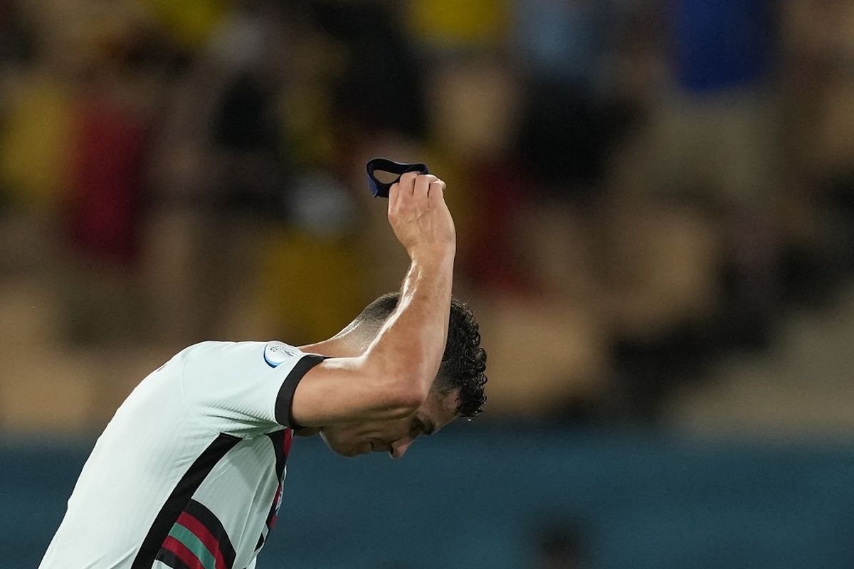 Ekspresi kekecawaan Cristiano Ronaldo setelah Portugal takluk dari Belgia pada 16 besar Euro 2020 di Stadion La Cartuja, Sevilla, Senin (28/6/2021) dini hari WIB.