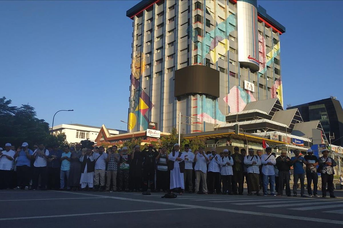 Sekelompok masyarakat yang mengatasnamakan diri Pribumi Bersatu mendirikan salat gaib di perempatan Sarinah bagi para korban Pemilu 2019, Jumat (24/5/2019) sore.