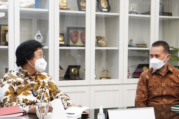 Wakil Gubernur Sumut Musa Rajekshah saat berbincang dengan Menteri Siti Nurbaya di rumah dinasnya, Senin (10/1/2022)