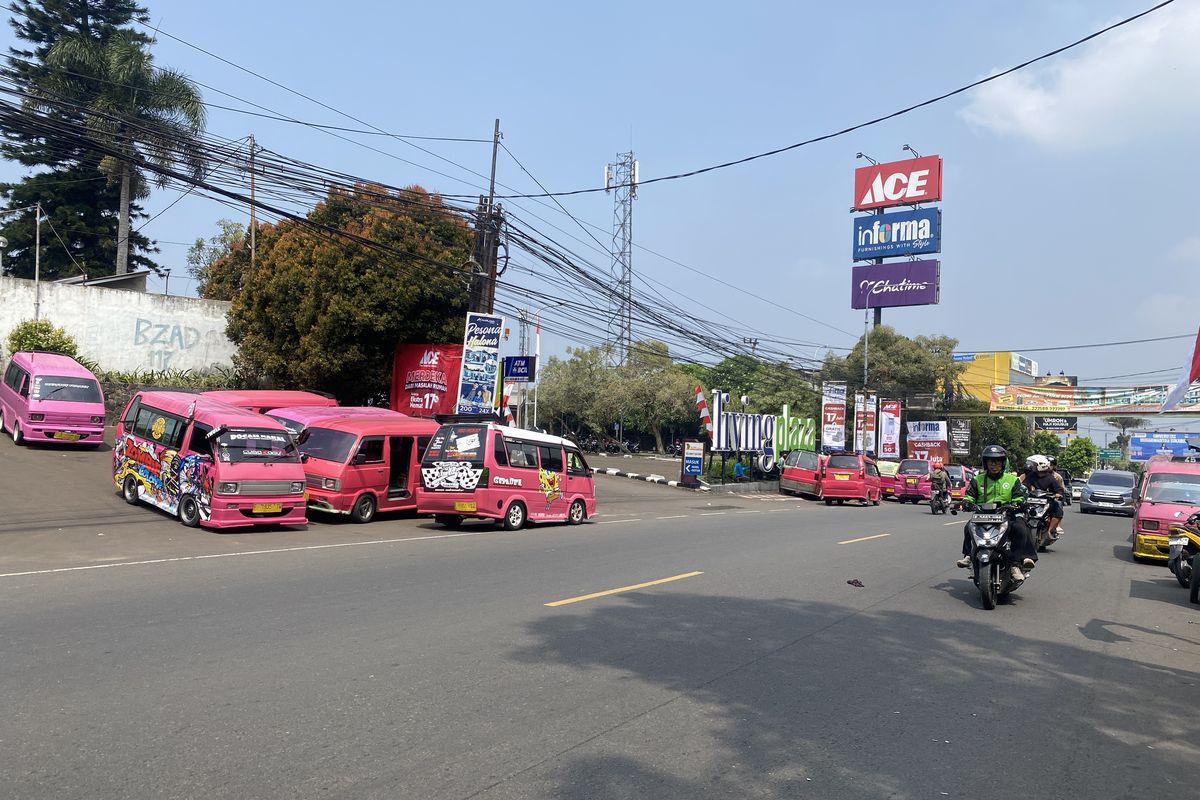 Kendaraan angkutan kota Jurusan Sukaraja-Pasar Pelita yang kelakukan mogok masal di Jalan R.A. Kosasih Kota Sukabumi. Senin (12/8/2024)