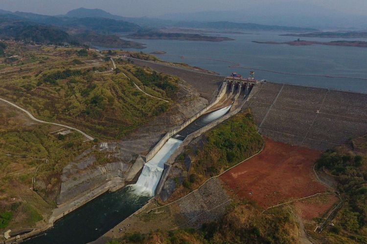 Foto udara bendungan Waduk Jatigede di Kabupaten Sumedang, Jawa Barat, Sabtu (15/9/2018). Akibat musim kemarau, air di Waduk Jatigede surut sekitar 300 meter dari empat bulan yang lalu dan menyebabkan puing-puing bangunan kembali muncul.