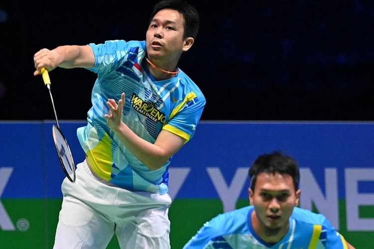 Pasangan ganda putra Indonesia, Hendra Setiawan (kiri) dan Mohammad Ahsan, dalam laga semifinal All England 2022 yang berlangsung di Utilita Arena, Birmingham, Inggris, Sabtu (19/3/2022) malam waktu setempat atau Minggu (20/3/2022) dini hari WIB. Mereka melaju ke babak final setelah mengalahkan pasangan China He Ji Ting dan Tan Qiang sekaligus memastikan all Indonesian final di nomor ganda putra All England 2022. 