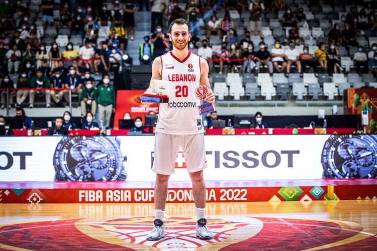 Pemain andalan timnas basket Lebanon Wael Arakji berfoto setelah dinobatkan sebagai Pemain Terbaik dan masuk dalam daftar Best 5 FIBA Asia Cup 2022 di Istora Senayan, Jakarta, pada Minggu (24/7/2022) malam WIB.