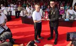 Jual 2.800 Porsi Mi Sagu, Gubernur Riau Syamsuar Raih Penghargaan MURI