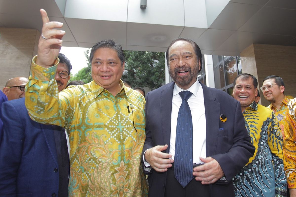 Ketua Umum Partai Golkar Airlangga Hartarto (kedua kiri) menyambut kedatangan Ketua Umum Partai NasDem Surya Paloh (ketiga kanan) di Kantor DPP Partai Golkar, Slipi, Jakarta Barat, Senin (9/3/2020). Pertemuan tersebut digelar dalam rangka silaturahmi politik antar kedua partai. ANTARA FOTO/Reno Esnir/wsj.
 *** Local Caption ***  