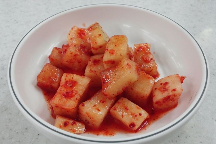 Ilustrasi kkakdugi kimchi dari lobak potongan dadu, kulinas khas Korea.