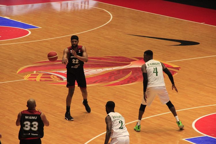 Pemain naturalisasi timnas basket Indonesia Marques Bolden beraksi dalam laga pertama Grup A FIBA Asia Cup 2022 kontra Arab Saudi di Istora Senayan, Jakarta, pada Selasa (12/2/2022).