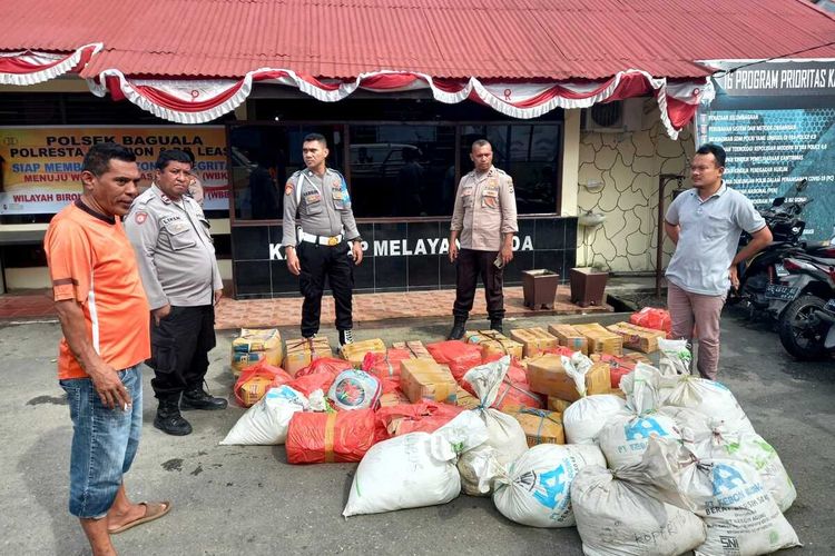 Aparat Polsek Baguala, Polresta Pulau Ambon berhasil menyita sebanyak 1.000 liter minuman keras tradisional jenis sopi saat menggelar razia di dekat terminal Transit Passo Ambon, Jumat (15/7/2022)