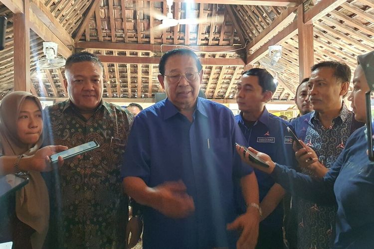 Presiden ke 6 RI Susilo Bambang Yudhoyono saat di Semanu, Gunungkidul. Jumat (15/12/2023)