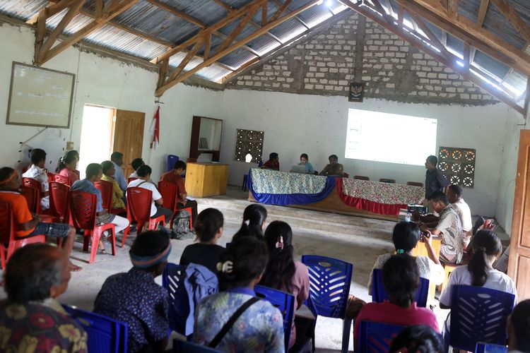 Warga bermusyawarah di Balai Desa Desa Mata Redi, Sumba Tengah, Nusa Tenggara Timur (NTT) di pada Jumat (9/5/2025). Desa Mata Redi mendapat hibah berupa pembangkit listrik tenaga surya (PLTS) dari program bernama Menuju Transisi Energi Rendah Karbon Indonesia (Mentari), kerja sama antara pemerintah Inggris dan Indonesia.