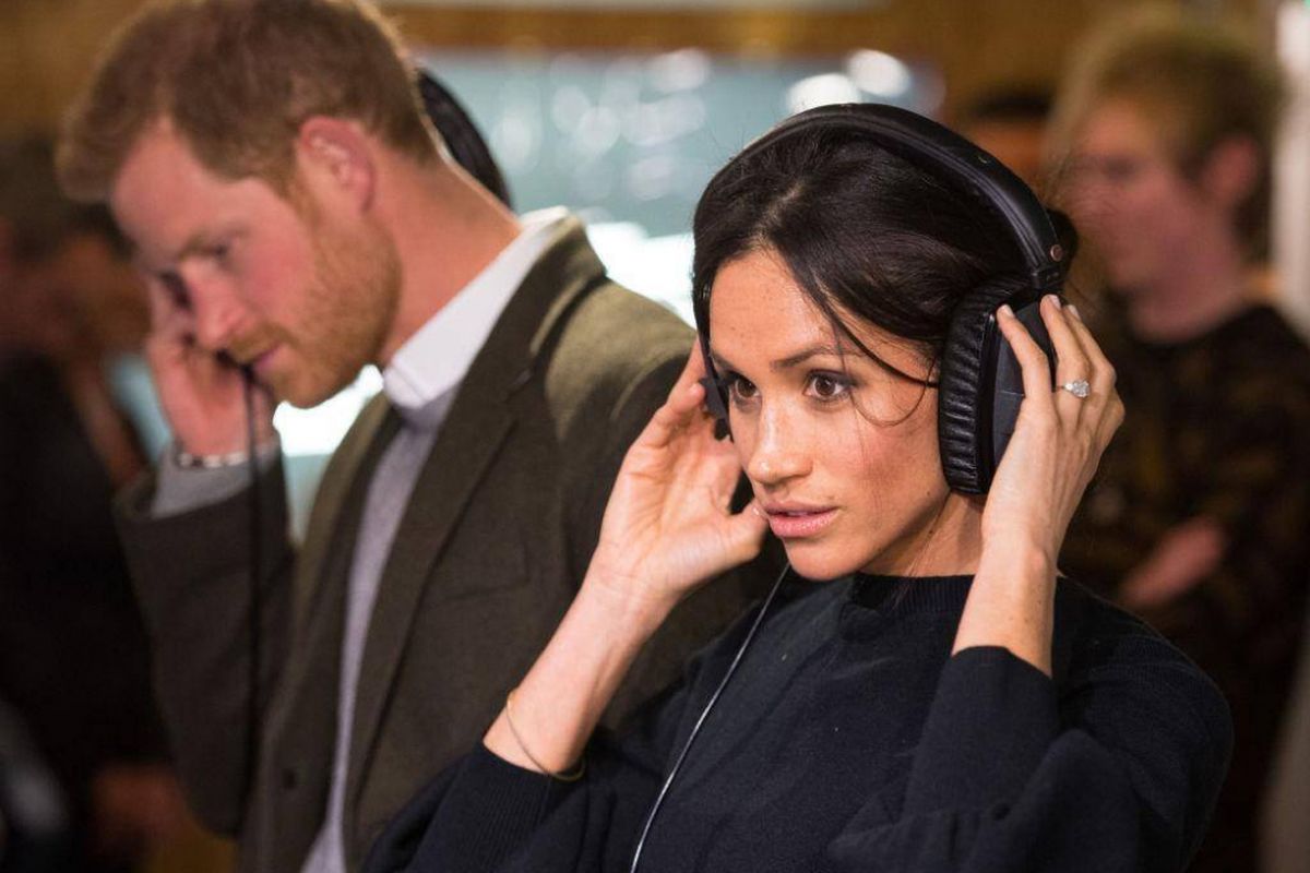 Meghan Markle dan Pangeran Harry saat mengunjungi stasiun radio Brixton