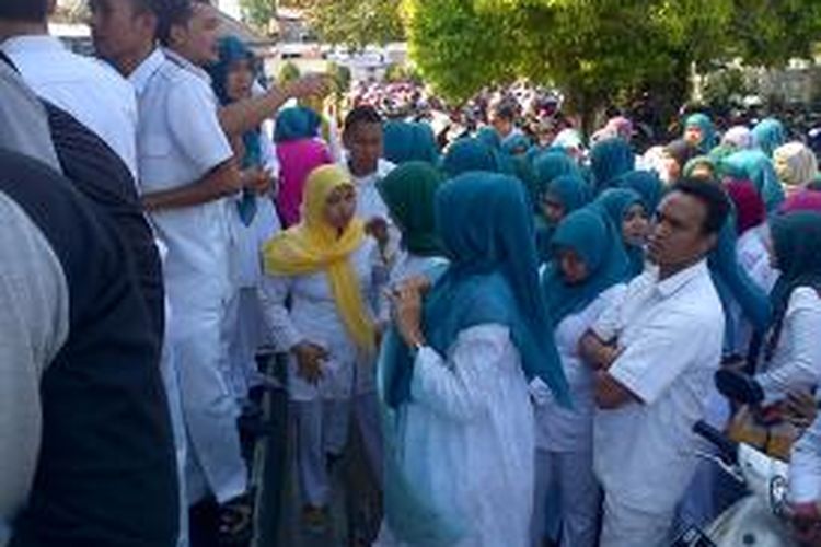 Puluhan perawat di RS Fakinah Banda Aceh, melakukan aksi demo dan mogok kerja, mereka menuntut dibayarkannya gaji mereka sesuai UMP, Kamis (6/2/2014).