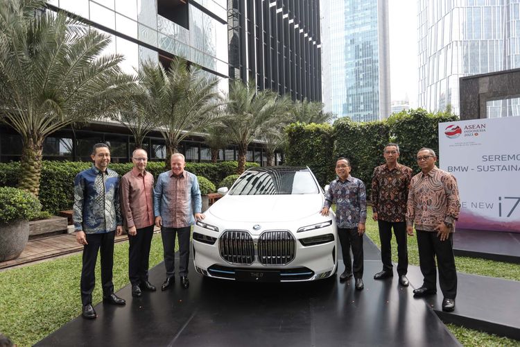 Seremonial Serah Terima BMW i7 Sebagai Sustainable Mobility Partner KTT ke-43 ASEAN PLUS 2023