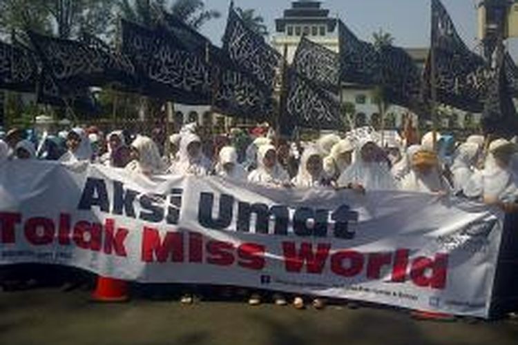Tak kurang dari 500 orang massa Hizbut Tahrir Indonesia (HTI) perwakilan Jawa Barat, melakukan aksi penolakan penyelenggaraan ajang pemilihan Miss World 2013 yang akan digelar di Indonesia. Aksi tersebut digelar di depan Gedung Sate Jalan Diponegoro Kota Bandung, Rabu (4/9/2013).  
