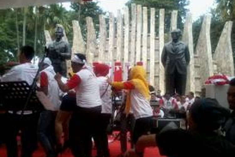 Relawan pendukung Prabowo-Hatta yang mengtasnamakan Alisansi Rakyat Bersatu berjoget di panggung di depan Patung Proklamator Soekarno-Muhammad Hatta di Taman Proklamasi, Jakarta, Selasa (10/6/2014).