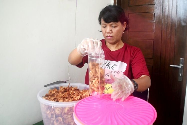 Arni yang merupakan warga Kelurahan Bukit Wolio Indah, Kecamatan Wolio, Kota Baubau, Sulawesi Tenggara, kini berpenghasilan jutaan rupiah dan bisa membantu kuliahkan lima orang anak yang tinggal di rumahnya dari hasil usaha keripik pisang