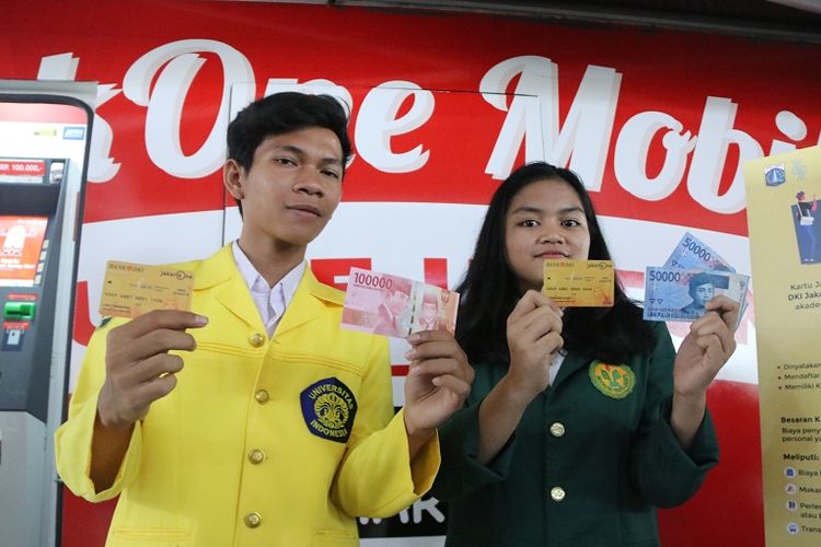 Mahasiswa dan mahasiswi sedang memegang Kartu Jakarta Mahasiswa Unggul (KJMU).