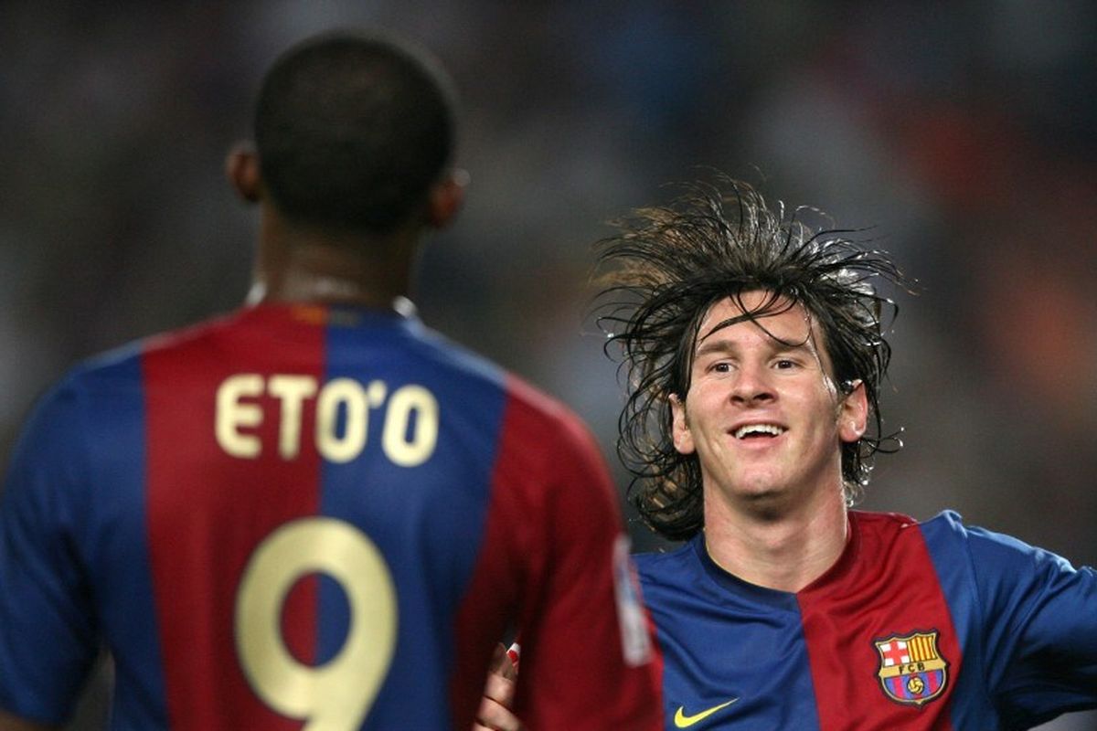 Penyerang Barcelona, Leo Messi dan Samuel Eto'o (kiri) merayakan gol ketiga mereka melawan Osasuna selama pertandingan Liga Spanyol di stadion Camp Nou di Barcelona 09 September 2006.
