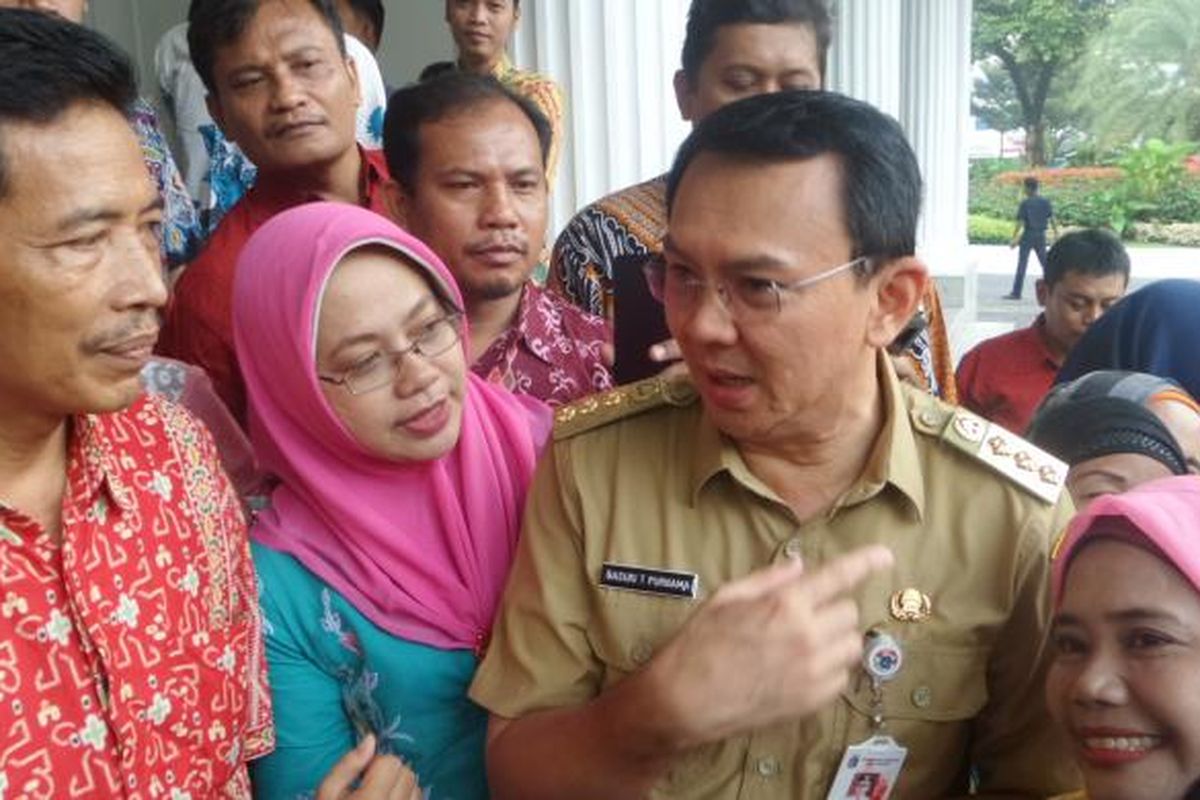 Gubernur DKI Jakarta Basuki Tjahaja Purnama atau Ahok tiba di Balai Kota, Senin (13/2/2017). Kedatangan Ahok sudah ditunggu warga yang telah memadati pendopo Balai Kota sejak pagi tadi.