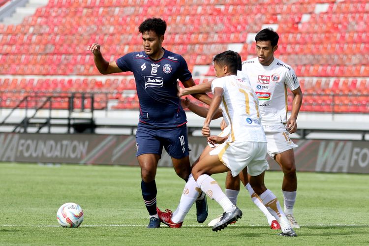 Pemain Arema FC M Rafli dijaga pemain Persija Jakarta saat laga pekan ke-26 Liga 1 2023-2024 yang berakhir dengan skor 3-2 di Stadion Kapten I Wayan Dipta Gianyar, Senin (26/2/2024) sore.