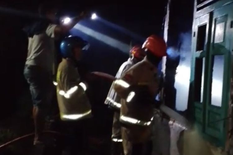 Aksi Heroik Anak Terobos Kobaran Api Selamatkan Ibu Lansia Terjebak Kebakaran di Indramayu