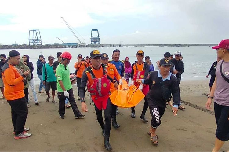 Tim Basarnas mengevakuasi jasad anak yang tenggelam di Pantai Sodong, Kecamatan Adipala, Kabupaten Cilacap, Jawa Tengah, Selasa (4/10/2022) pagi.