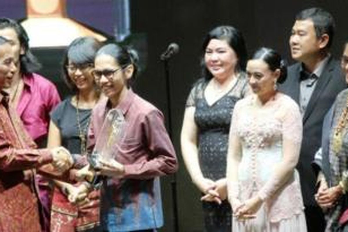 Presiden RI Joko Widodo memberikan piala citra kepada KRU Film Cahaya dari Timur yang berhasil menang dalam Film Terbaik pada ajang Festival Film Indonesia 2014 di Palembang Sport Convetion Center , Sabtu (6/12/2014). 