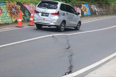 Akibat Jalan Retak, Arus Lalu Lintas Kawasan Payung Kota Batu Dialihkan, Kecuali Kendaraan Berat