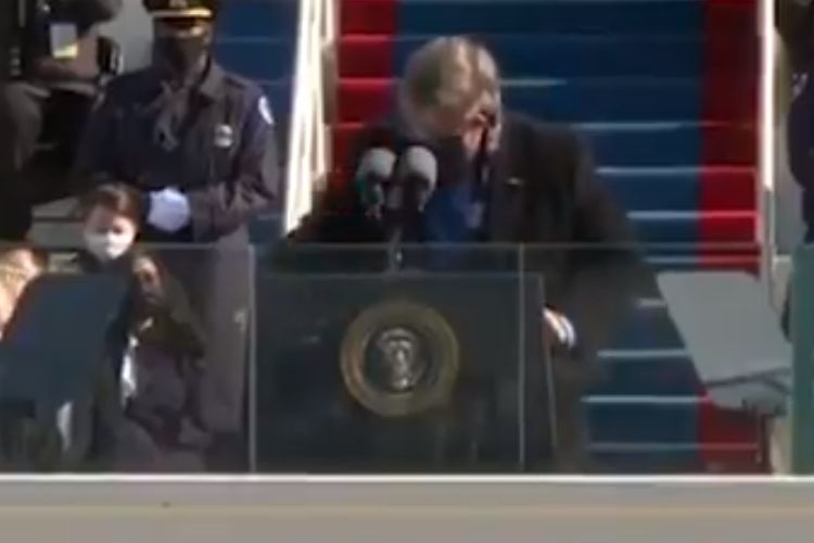 ?Sanitizer in Chief? terlihat berulang kali mencabut tisu alkoholnya sebelum setiap orang termasyhur di AS mendekati podium.

