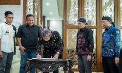 Teken MoU dengan LCH, Pak Yes Ingin Showroom Produk-produk Unggulan Lamongan Terus Berkembang
