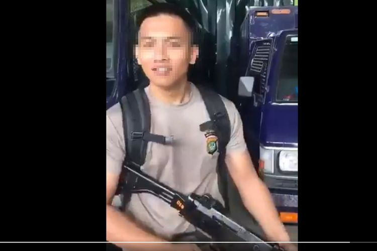 Tangkapan layar video seorang oknum anggota polisi yang tengah pamer senjata di media sosial