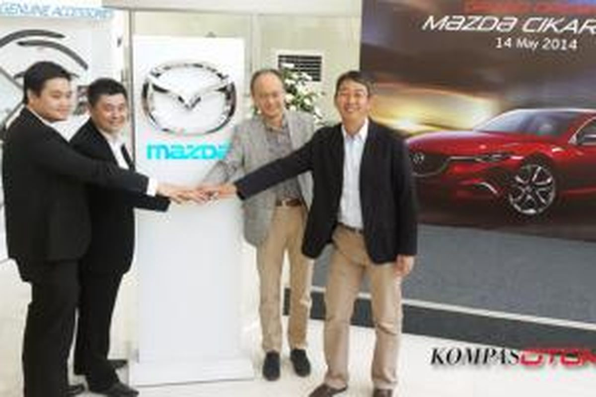 Jajaran direksmi Mazda Motor Indonesia bersama manajemen Mimosa Abadi, meresmikan pembukaan dealer baru Mazda di Cikarang, Rabu (14/5/2014).