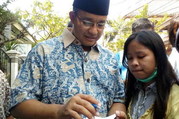 Anies Baswedan melayani permintaan tanda tangan warga usai menunaikan salat Jumat di Masjid Al-Aqidah, Jakarta Barat, Jumat (12/5/2017).