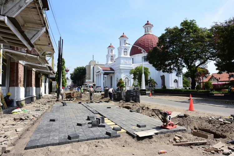 Kementerian Pekerjaan Umum dan Perumahan Rakyat (PUPR) melakukan penataan kawasan Kota Lama Semarang, Jawa Tengah. 