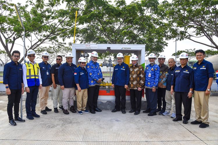 Pengaliran gas bumi (gas-in) pipa transmisi gas bumi ruas Cirebon-Semarang Tahap I (Cisem-1) ke kawasan industri di Kendal, Jumat (17/11/2023). 